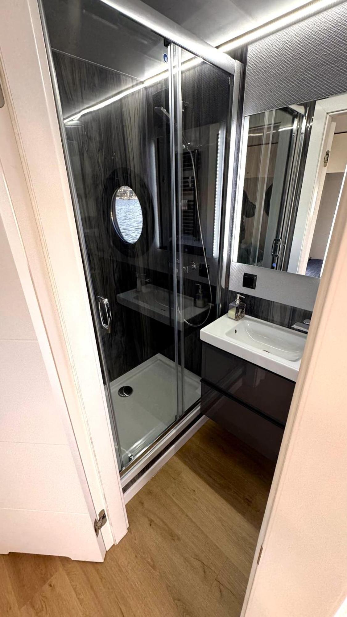 브로츠와프 Houseboat Water Boy Apartament Plywajacy Dom Na Wodzie Lodz 아파트 외부 사진